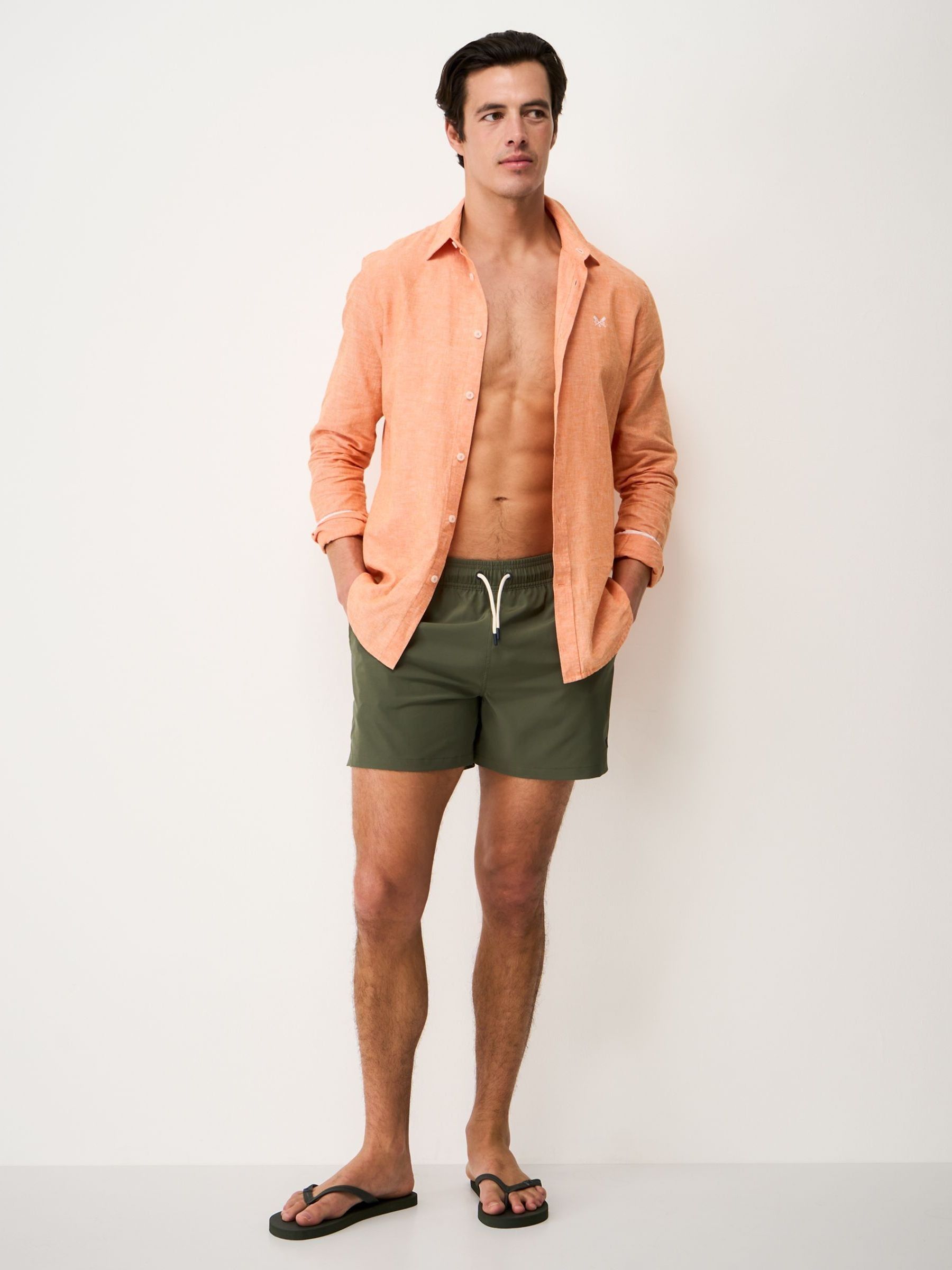 Comprar Verde oliva - Calções de banho lisos da Crew Clothing from