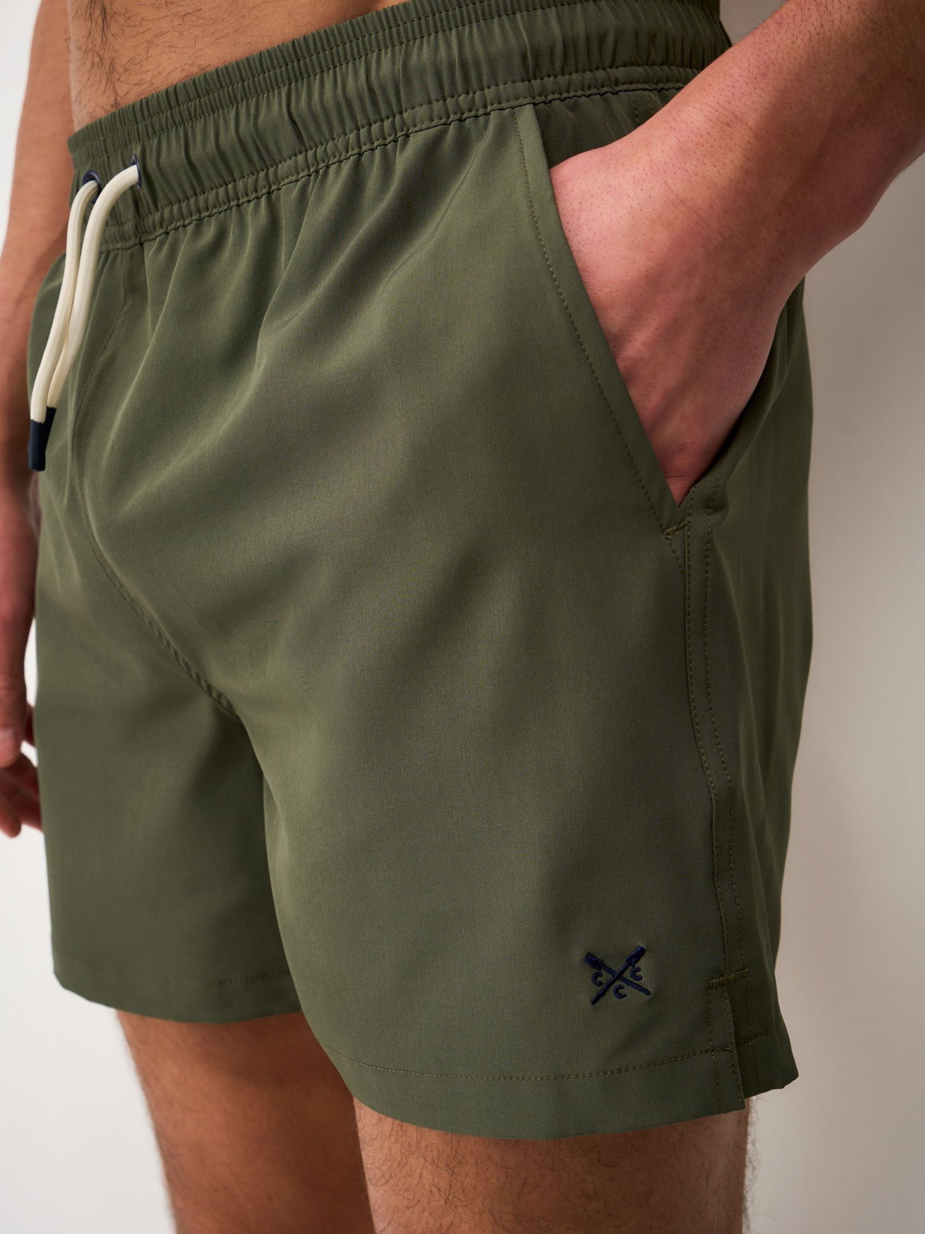 Comprar Verde oliva - Calções de banho lisos da Crew Clothing from