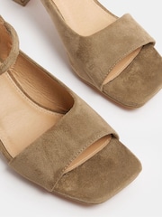 Long Tall Sally סנדלים מזמש מלאכותי עם עקב בלוק - תמונה 5 מתוך 5