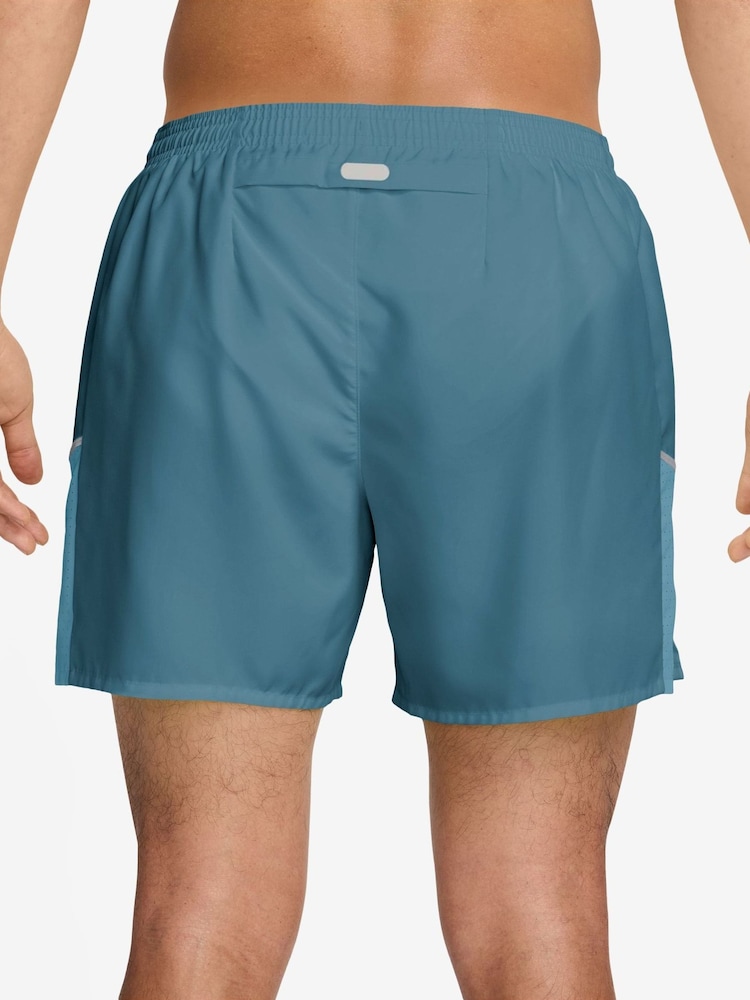 Smokey Blå - Nike Miler Dri-FIT 5 Tommers Fôret Løpeshorts - Bilde 2 av 4