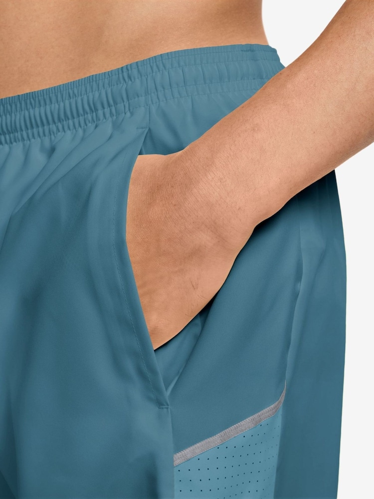 Smokey Blå - Nike Miler Dri-FIT 5 Tommers Fôret Løpeshorts - Bilde 4 av 4