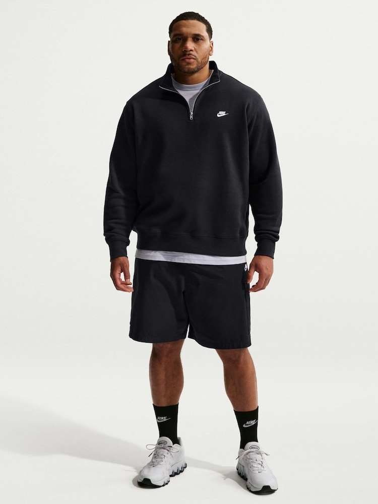 أسود - سويت شيرت Club بسحّاب من الصوف الناعم من Nike - صورة 1 من 3 أسود - سويت شيرت Club بسحّاب من الصوف الناعم من Nike - صورة 1 من 3