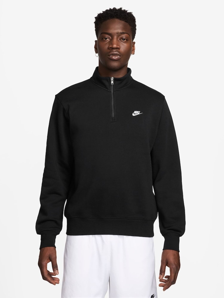 أسود - سويت شيرت Club بسحّاب من الصوف الناعم من Nike - صورة 2 من 3 أسود - سويت شيرت Club بسحّاب من الصوف الناعم من Nike - صورة 2 من 3