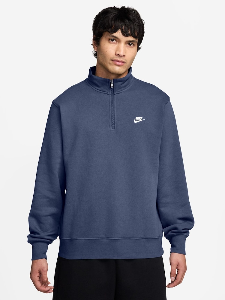 أزرق متدرج - سويت شيرت Club بسحّاب من الصوف الناعم من Nike - صورة 1 من 3 أزرق متدرج - سويت شيرت Club بسحّاب من الصوف الناعم من Nike - صورة 1 من 3