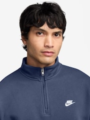 أزرق متدرج - سويت شيرت Club بسحّاب من الصوف الناعم من Nike - صورة 3 من 3