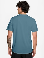 أزرق - تيشرت جري Miler بتقنية Dri-FIT وحماية من الأشعة فوق البنفسجية من Nike - صورة 2 من 4
