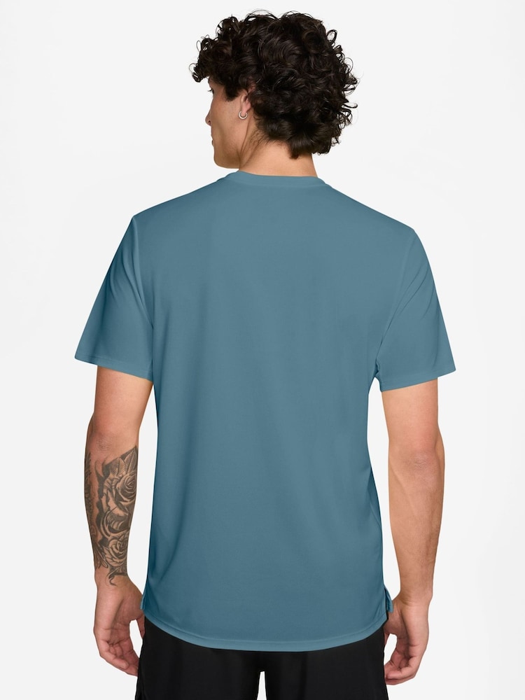 أزرق - تيشرت جري Miler بتقنية Dri-FIT وحماية من الأشعة فوق البنفسجية من Nike - صورة 2 من 4