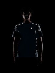 أزرق - تيشرت جري Miler بتقنية Dri-FIT وحماية من الأشعة فوق البنفسجية من Nike - صورة 4 من 4