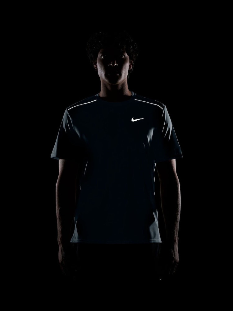 أزرق - تيشرت جري Miler بتقنية Dri-FIT وحماية من الأشعة فوق البنفسجية من Nike - صورة 4 من 4