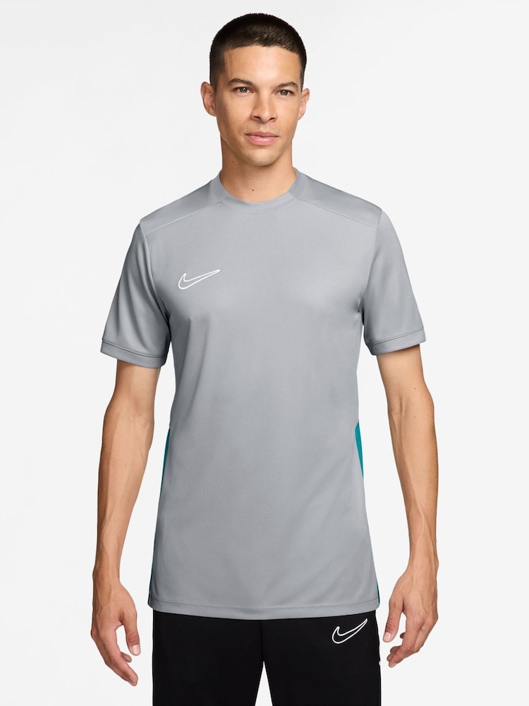 Gris - Camiseta de entrenamiento Dri-FIT Academy de Nike - Imagen 1 de 3 Gris - Camiseta de entrenamiento Dri-FIT Academy de Nike - Imagen 1 de 3