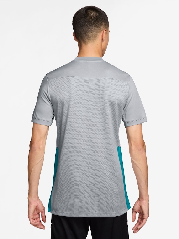 Gris - Camiseta de entrenamiento Dri-FIT Academy de Nike - Imagen 2 de 3 Gris - Camiseta de entrenamiento Dri-FIT Academy de Nike - Imagen 2 de 3