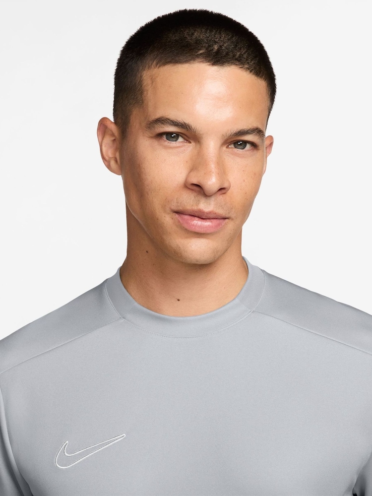 Gris - Camiseta de entrenamiento Dri-FIT Academy de Nike - Imagen 3 de 3 Gris - Camiseta de entrenamiento Dri-FIT Academy de Nike - Imagen 3 de 3