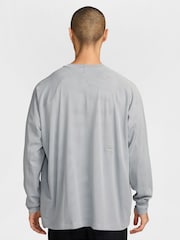 رمادي - Nike N.A.C. Dri-FIT Long-Sleeve T-Shirt - صورة 2 من 3
