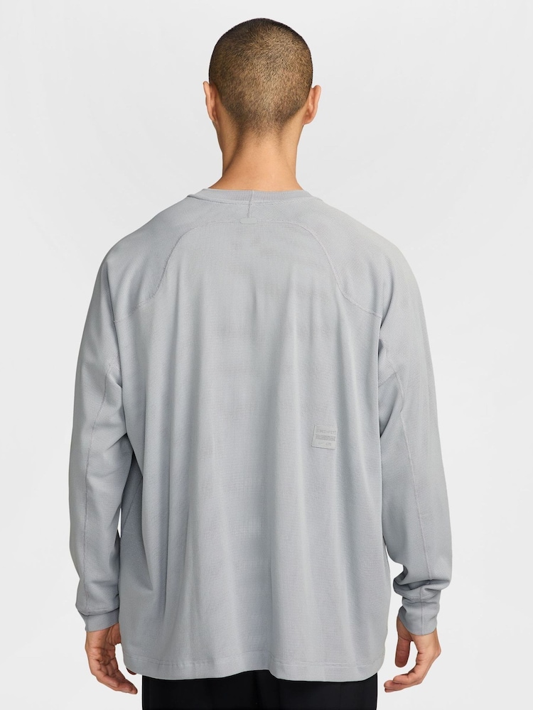 رمادي - Nike N.A.C. Dri-FIT Long-Sleeve T-Shirt - صورة 2 من 3