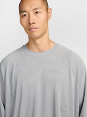 رمادي - Nike N.A.C. Dri-FIT Long-Sleeve T-Shirt - صورة 3 من 3