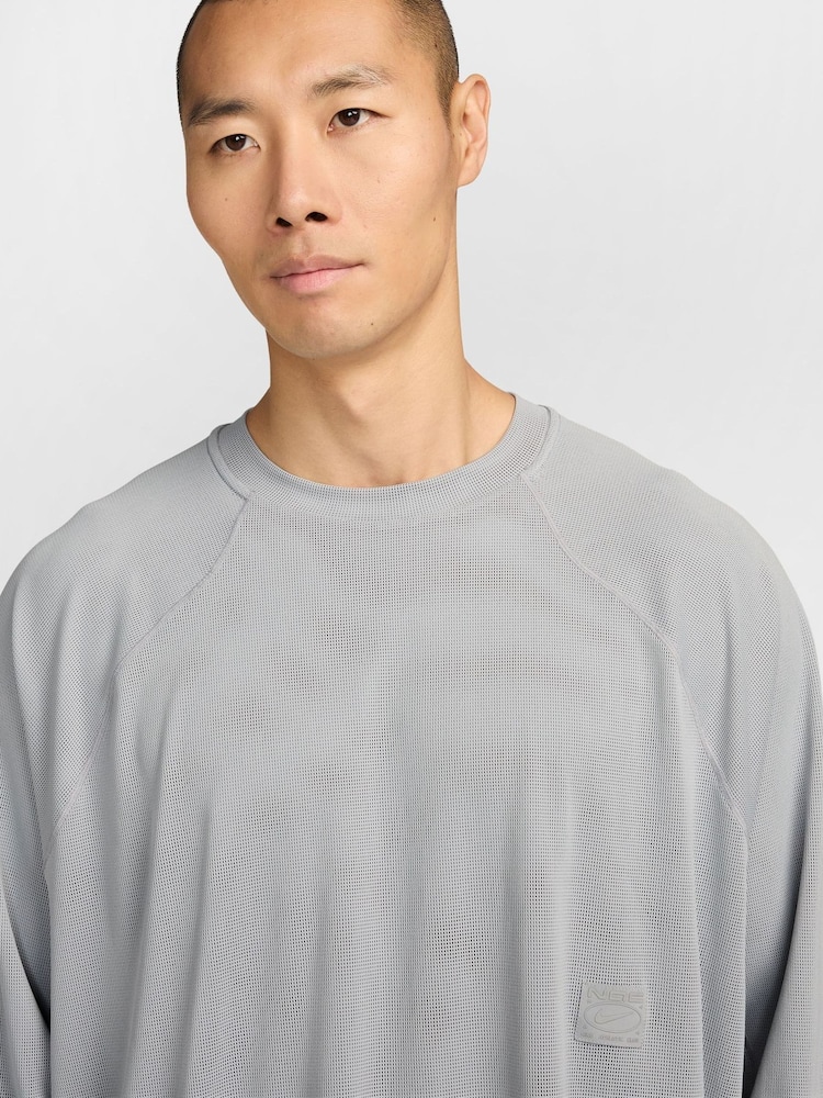 رمادي - Nike N.A.C. Dri-FIT Long-Sleeve T-Shirt - صورة 3 من 3