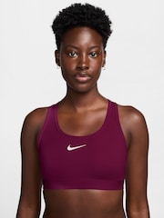 True Berry - حمَّالة صدر رياضية مبطّنة توفر دعم متوسط بشعار Swoosh من Nike - Image 1 of 3