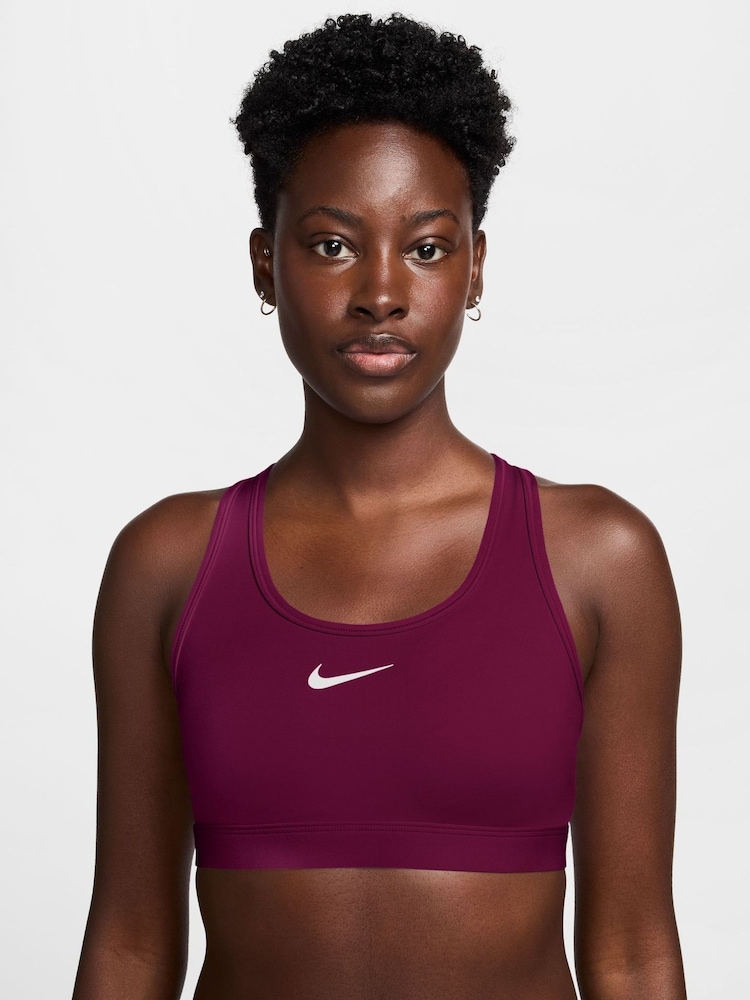 True Berry - حمَّالة صدر رياضية مبطّنة توفر دعم متوسط بشعار Swoosh من Nike - Image 1 of 3 True Berry - حمَّالة صدر رياضية مبطّنة توفر دعم متوسط بشعار Swoosh من Nike - Image 1 of 3