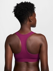 True Berry - حمَّالة صدر رياضية مبطّنة توفر دعم متوسط بشعار Swoosh من Nike - Image 2 of 3