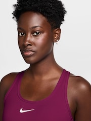True Berry - حمَّالة صدر رياضية مبطّنة توفر دعم متوسط بشعار Swoosh من Nike - Image 3 of 3