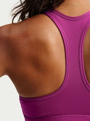 True Berry - Soutien-gorge de sport rembourré maintien moyen à logo virgule Nike - Image 5 de 5