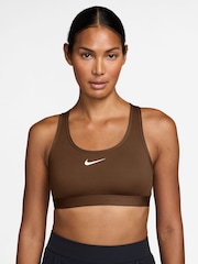 بني كاكاو Wow - حمَّالة صدر رياضية مبطّنة توفر دعم متوسط بشعار Swoosh من Nike - Image 1 of 3