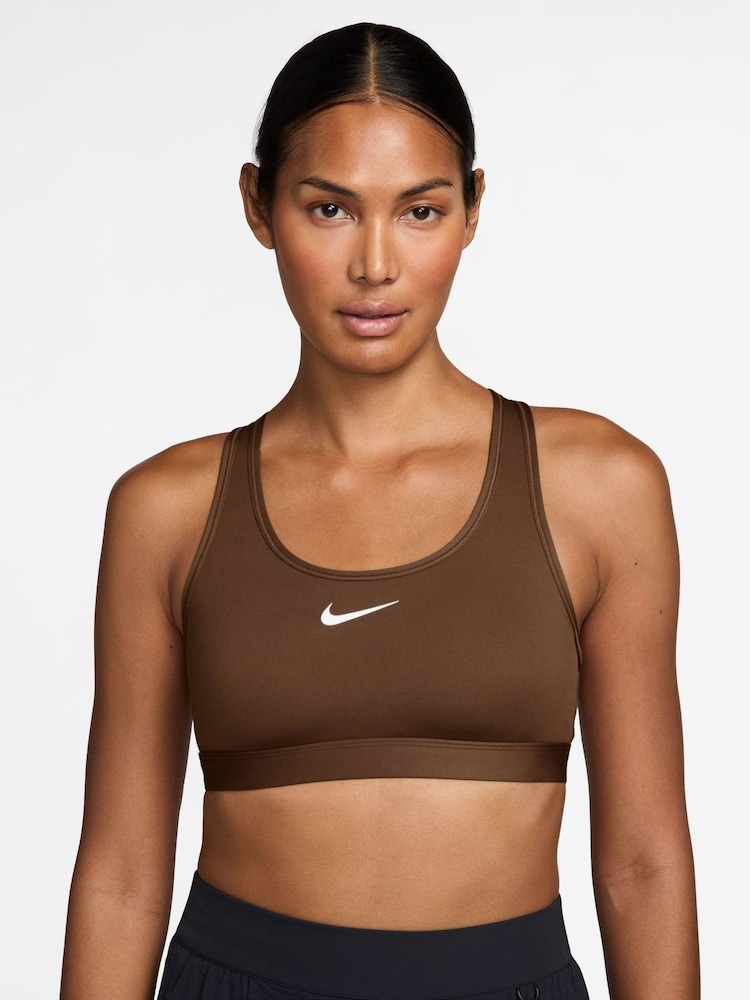 بني كاكاو Wow - حمَّالة صدر رياضية مبطّنة توفر دعم متوسط بشعار Swoosh من Nike - Image 1 of 3 بني كاكاو Wow - حمَّالة صدر رياضية مبطّنة توفر دعم متوسط بشعار Swoosh من Nike - Image 1 of 3