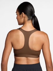 بني كاكاو Wow - حمَّالة صدر رياضية مبطّنة توفر دعم متوسط بشعار Swoosh من Nike - Image 2 of 3