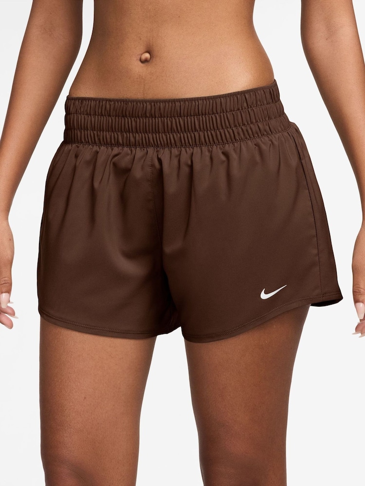 Κακάο Ουάου Καφέ - Σορτς μεσαίου ύψους Nike One Dri-FIT με επένδυση 3 ίντσες - Εικόνα 1 από 4