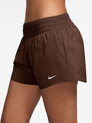 Κακάο Ουάου Καφέ - Σορτς μεσαίου ύψους Nike One Dri-FIT με επένδυση 3 ίντσες - Εικόνα 3 από 4
