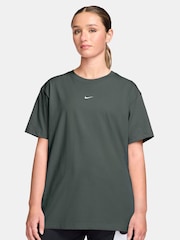 أخضر مموه - تيشِرت رياضي أساسي بقصّة واسعة من Nike - Image 1 of 3
