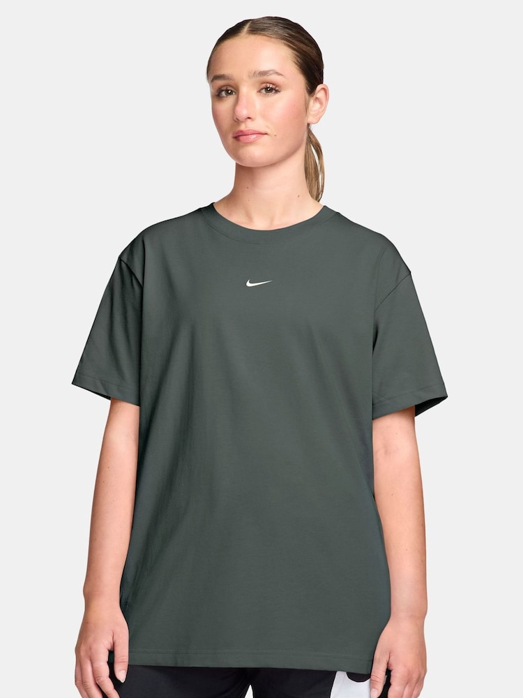 أخضر مموه - تيشِرت رياضي أساسي بقصّة واسعة من Nike - Image 1 of 3 أخضر مموه - تيشِرت رياضي أساسي بقصّة واسعة من Nike - Image 1 of 3