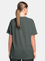 أخضر مموه - تيشِرت رياضي أساسي بقصّة واسعة من Nike - Image 2 of 3