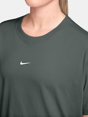 أخضر مموه - تيشِرت رياضي أساسي بقصّة واسعة من Nike - Image 3 of 3