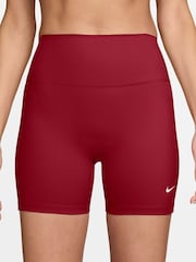 צבע אדום קשיח - Nike מכנסי רכיבה קצרים בגזרה גבוהה ובאורך 5 אינצ'ים, סדרת One - תמונה 1 מתוך 4