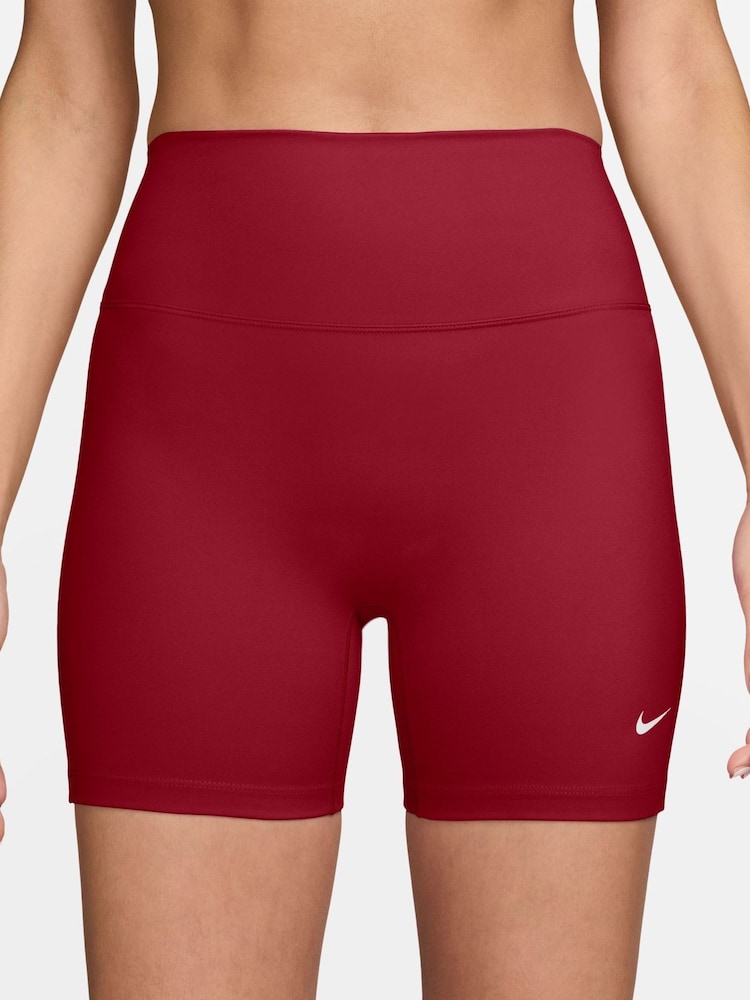 צבע אדום קשיח - Nike מכנסי רכיבה קצרים בגזרה גבוהה ובאורך 5 אינצ'ים, סדרת One - תמונה 1 מתוך 4