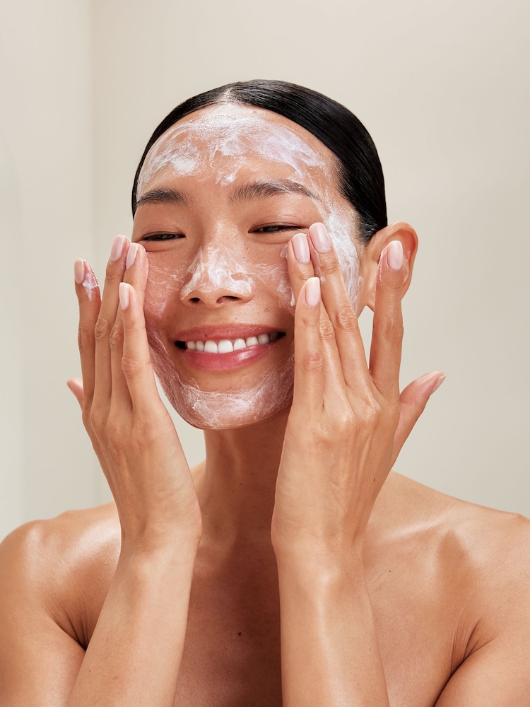 Rituals Velvet Foaming Cream Cleanser Moringa + Hydra Complex 125ml - Image 2 of 5 Rituals Velvet Foaming Cream Cleanser Moringa + Hydra Complex 125ml - Image 2 of 5