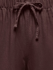 חום - Only מכנסיים מתערובת פשתן עם קשירה במותניים - תמונה 4 מתוך 6