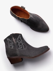 Penelope Chilvers Cassidy Suede Western Ankle Boots - Obraz 2 z 2
