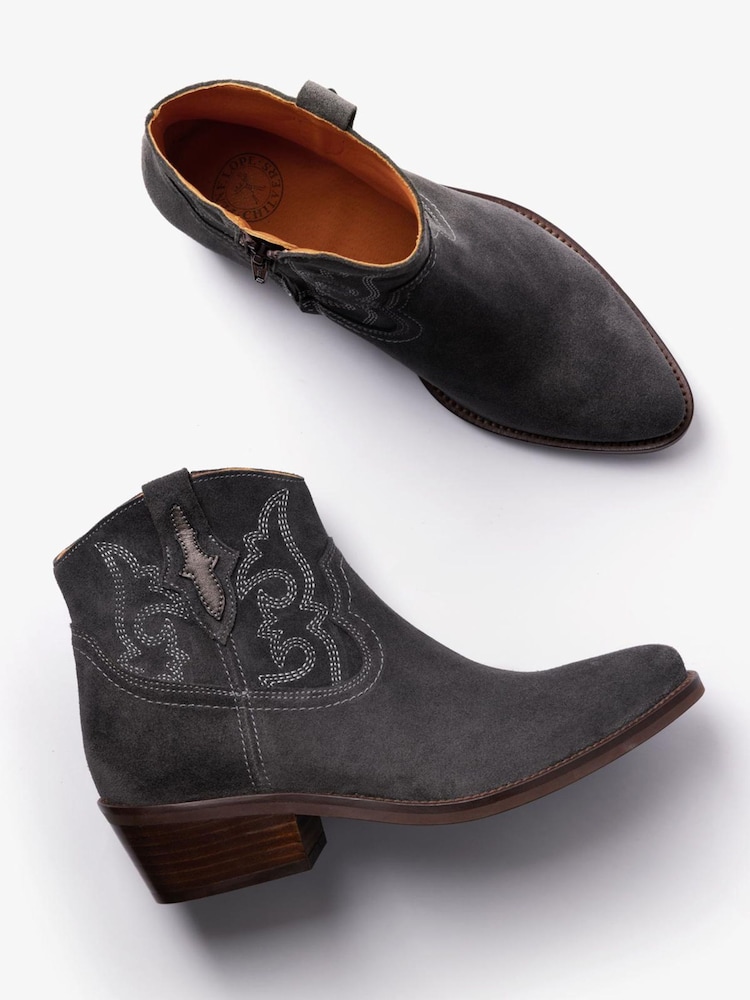 Penelope Chilvers Cassidy Suede Western Ankle Boots - Obraz 2 z 2