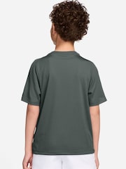أخضر مموه - تيشرت Dri-FIT متعدد الاستخدامات من Nike - صورة 2 من 3