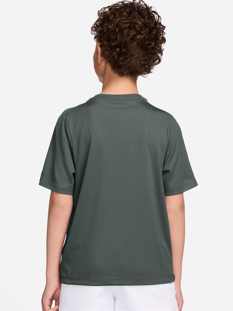 أخضر مموه - تيشرت Dri-FIT متعدد الاستخدامات من Nike - صورة 2 من 3 أخضر مموه - تيشرت Dri-FIT متعدد الاستخدامات من Nike - صورة 2 من 3