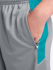 Nike Wolf Grey Shorts - Image 4 of 4