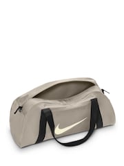 بني - حقيبة رياضية دافل من Nike - صورة 4 من 9