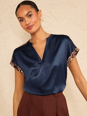 Navy Blå - Love & Roses T-shirt med hakkrage och Satin framtill i jersey - Bild 4 av 4