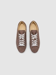 بني فاتح - حذاء رياضي جلد مقلوب بقبة منخفضة Finley Nubuck من Reiss - صورة 3 من 5