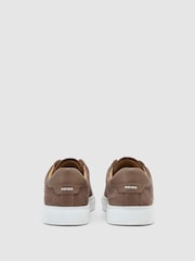 بني فاتح - حذاء رياضي جلد مقلوب بقبة منخفضة Finley Nubuck من Reiss - صورة 4 من 5