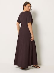 Marrón - Yours Curve Textured V-Neckline Maxi Dress - Imagen 3 de 5