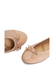 大地色 - Dune London 皮革 Hallo 魅力飾邊芭蕾舞鞋 - 圖片 5/5