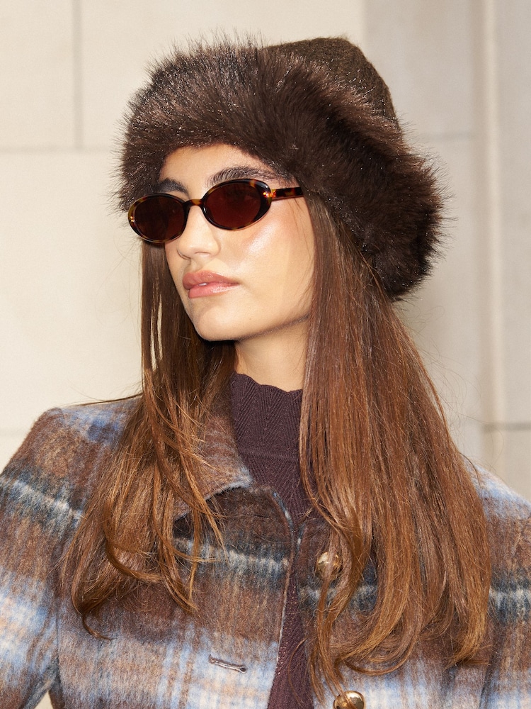 Marrón chocolate - Lipsy Faux Fur Trim Beanie - Imagen 1 de 4 Marrón chocolate - Lipsy Faux Fur Trim Beanie - Imagen 1 de 4